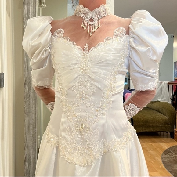 80S Lace Beaded Puff & Long Sleeved Winter White Wedding Gown Long Train & Veil - Picture 4 of 17